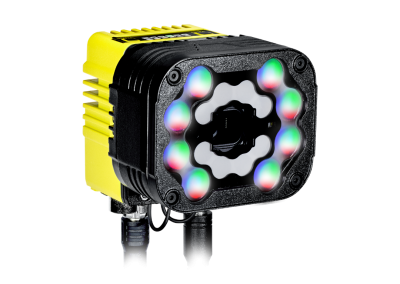 Sensor industrial preto e amarelo da série In-Sight 3800, com frente quadrada e anel de LEDs coloridos, sobre fundo preto.